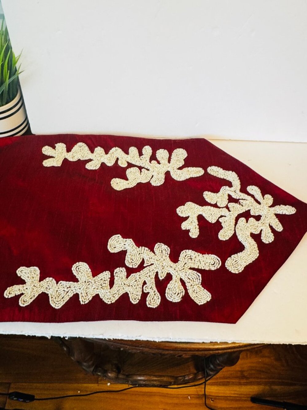 Saro Lifestyle Irena Collection Elegant Red Off-White Table Runner Beaded Embroi - Picture 12 of 16